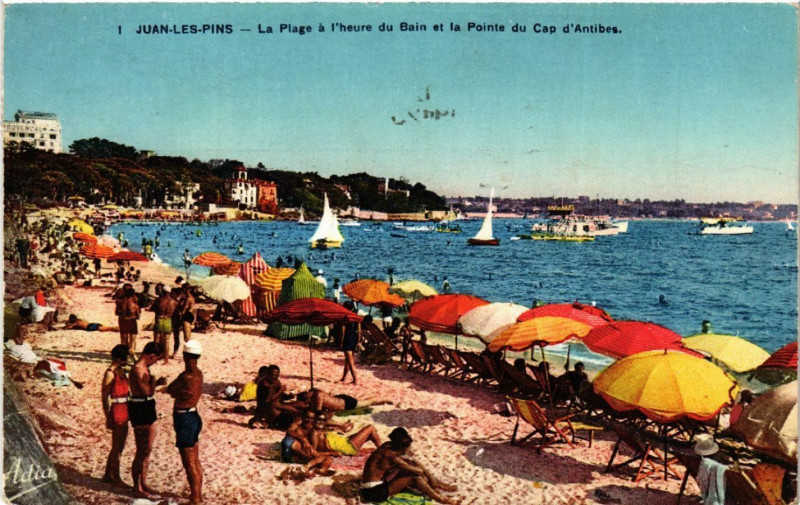 Carte postale ancienne Juan-les-Pins - La Plage a l'heure du Bain et la Pointe du Cap ..