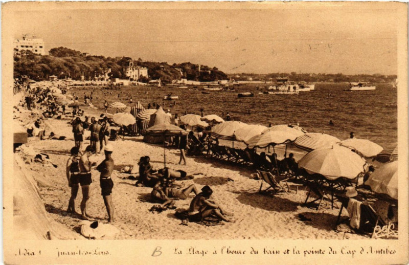 Carte postale ancienne Juan-les-Pins - La Plage a l'heure du bain et la pointe du Cap...