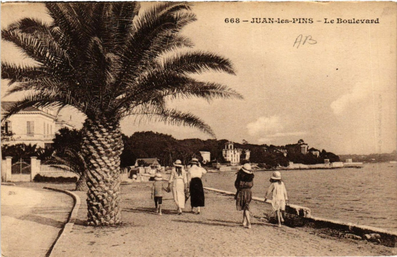 Carte postale ancienne Juan-les-Pins - Le Boulevard