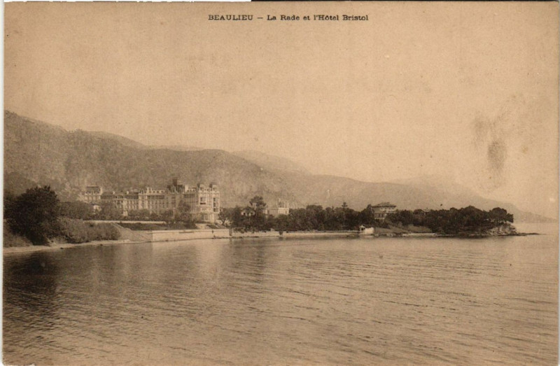 Carte postale ancienne Beaulieu - La Rade et l'Hotel Bristol