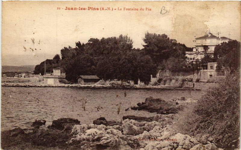 Carte postale ancienne Juan-les-Pins - La Fontaine du Pin