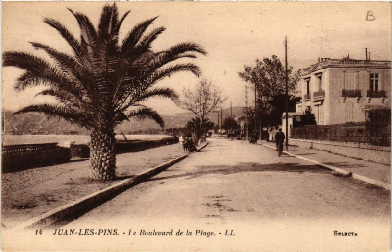 Carte postale ancienne Juan-les-Pins - Le Boulevard de la Plage