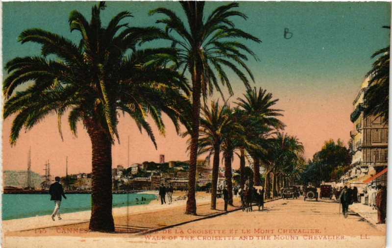 Carte postale ancienne Cannes - Boulevard de la Croisette et le Mont Chevalier à Cannes