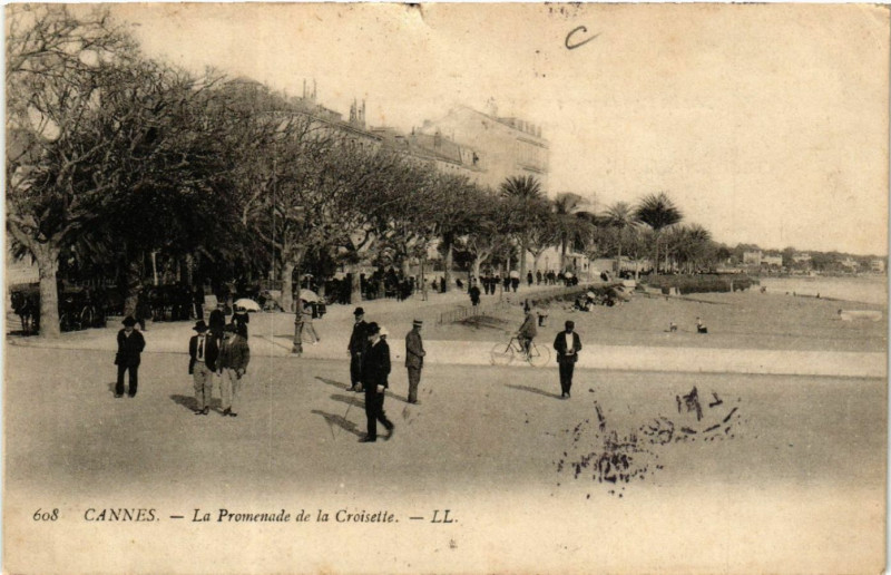 Carte postale ancienne Cannes - La Promenade de la Croisette à Cannes