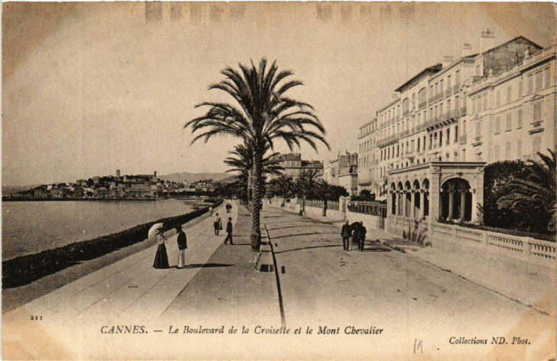 Carte postale ancienne Cannes - Le Boulevad de la Croisette et le Mont Chevalier à Cannes