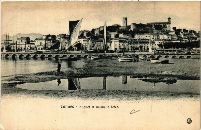 Carte postale ancienne Cannes - Suquet et nouvelle Jetée à Cannes