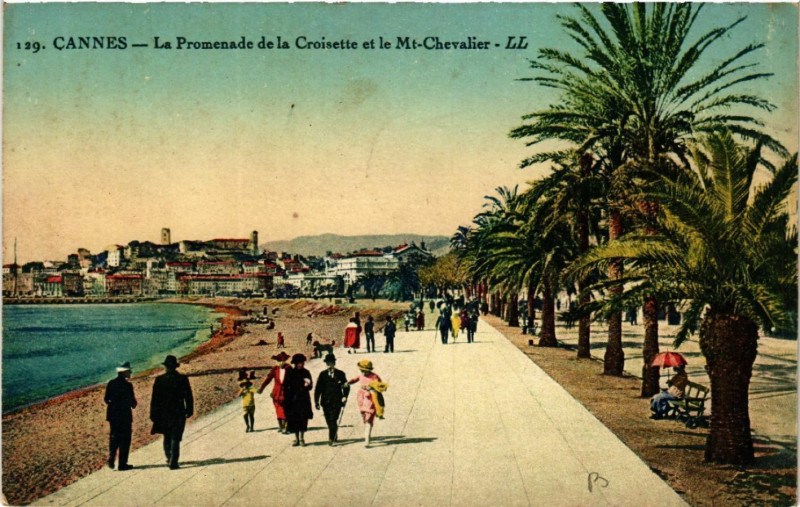 Carte postale ancienne Cannes - La Promenade de la Croisette et le Mt-Chevalier à Cannes