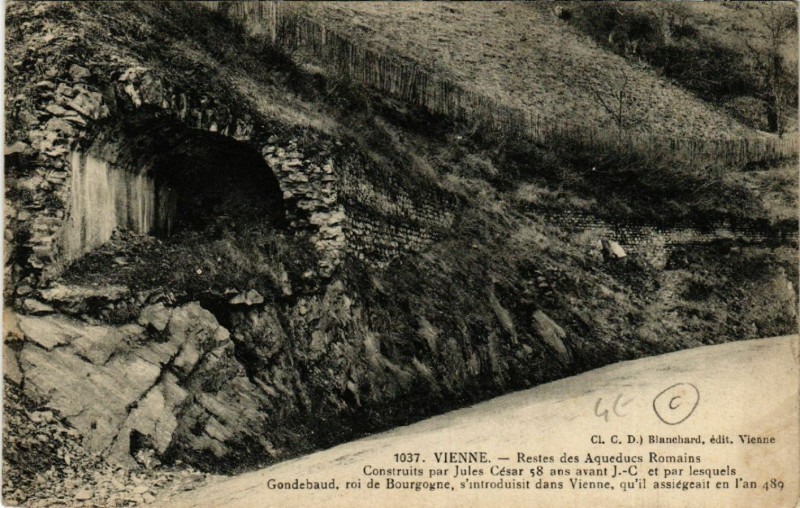 Carte postale ancienne Vienne - Restes des Aqueducs Romains à Vienne