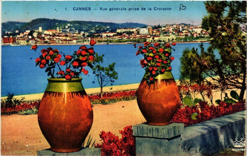 Carte postale ancienne Cannes - Vue générale de la Croisette à Cannes