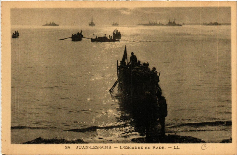 Carte postale ancienne Juan-les-Pins - L'Escadre en Rade