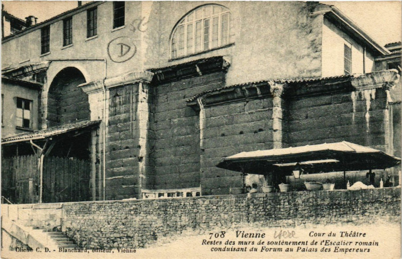 Carte postale ancienne Vienne - Cour du Theatre à Vienne