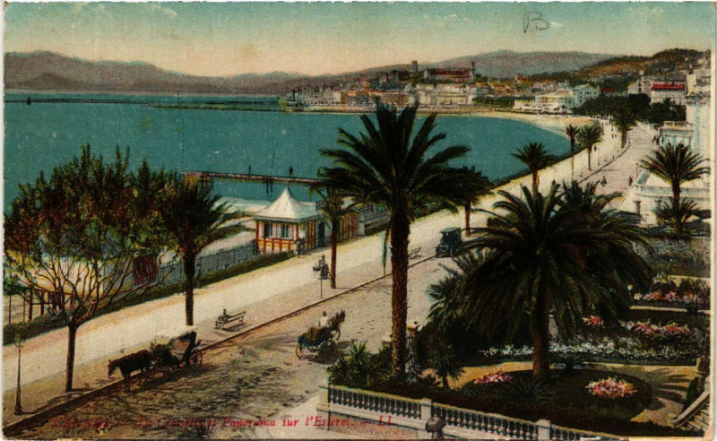 Carte postale ancienne Cannes - La Croisette et Panorama sur l'Esterel à Cannes