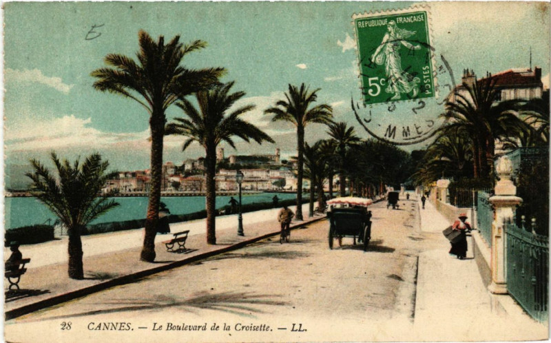 Carte postale ancienne Cannes - Le Boulevard de la Croisette à Cannes