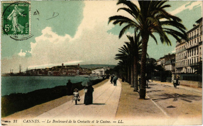 Carte postale ancienne Cannes - Le Boulevard de la Croisette et le Casino à Cannes