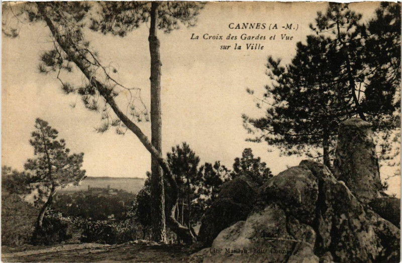 Carte postale ancienne Cannes - La Croix des Gardes et Vue sur la Ville à Cannes