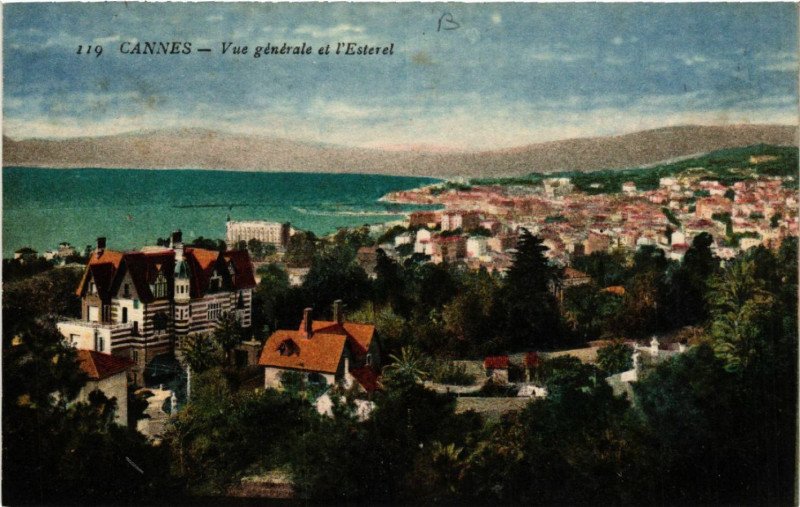 Carte postale ancienne Cannes - Vue générale et l'Esterel à Cannes