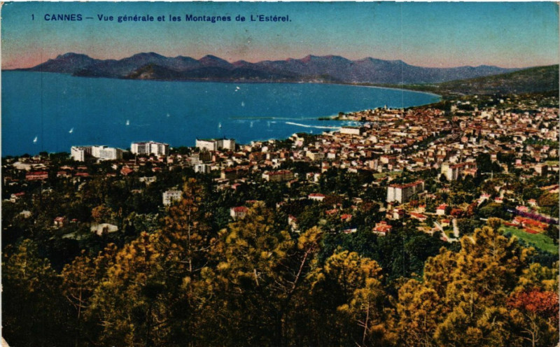 Carte postale ancienne Cannes - Vue générale et les Montagnes de L'Esterel à Cannes