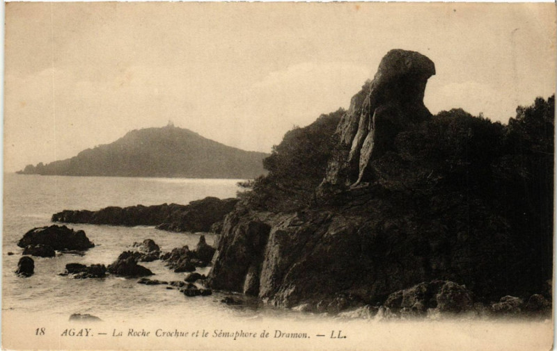 Carte postale ancienne Agay - La Roche Crochue et le Sémaphore de Dramon