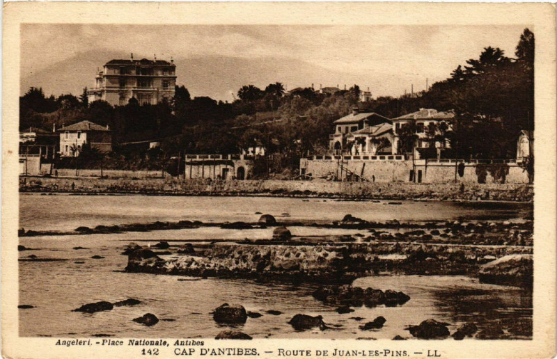 Carte postale ancienne Cap d'Antibes - Route de Juan-les-Pins à Antibes