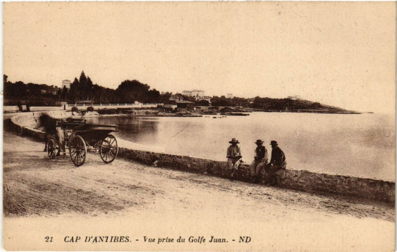 Carte postale ancienne Cap d'Antibes - Vue prise du Golfe-Juan à Antibes