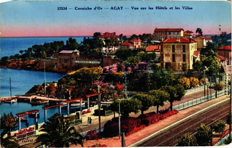 Carte postale ancienne Corniche d'Or - Agay - Vue sur les Hotels et les Villas
