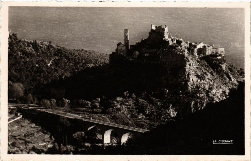 Carte postale ancienne Eze Village dominant la mer à Èze
