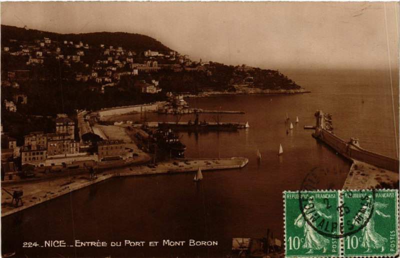 Carte postale ancienne Nice - Entrée du Port et Mont Boron à Nice