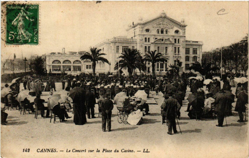 Carte postale ancienne Cannes - Le Concert sur la Place du Casino à Cannes