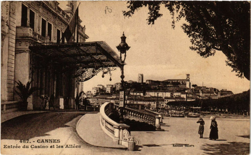 Carte postale ancienne Cannes - Entrée du Casino et les Allées à Cannes