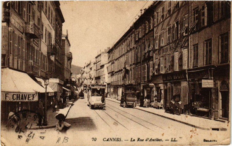 Carte postale ancienne Cannes - La Rue d'Antibes à Cannes