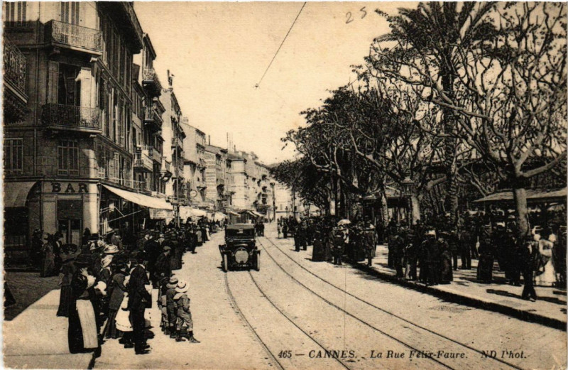 Carte postale ancienne Cannes - La Rue Felix-Faure à Cannes