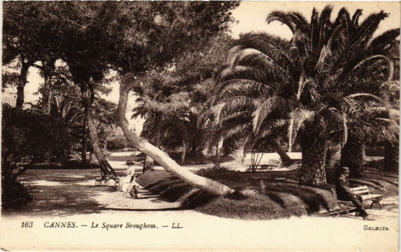 Carte postale ancienne Cannes - Le Square Brougham à Cannes