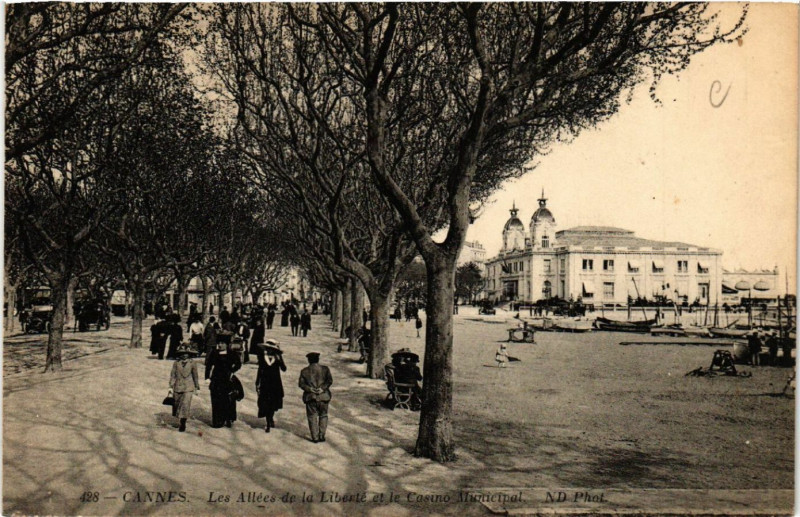 Carte postale ancienne Cannes - Les Allées de la Liberté et le Casino Municipal à Cannes