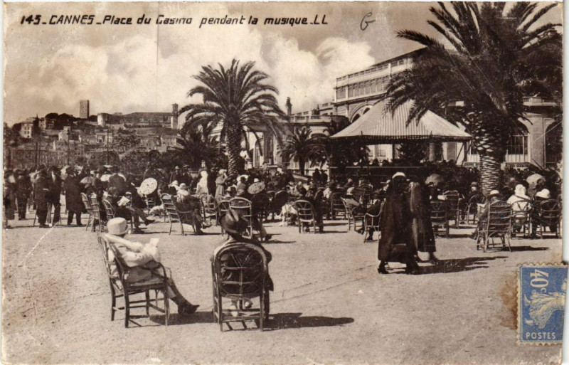 Carte postale ancienne Cannes - Place du Casino pendant la musique à Cannes