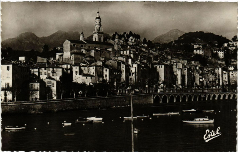 Carte postale ancienne Menton - Le Port et le Vieille Ville - The Harbour & the Old Town à Menton