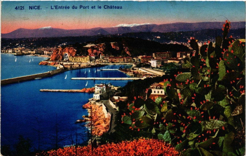 Carte postale ancienne Nice - L'Entrée du Port et le Chateau à Nice