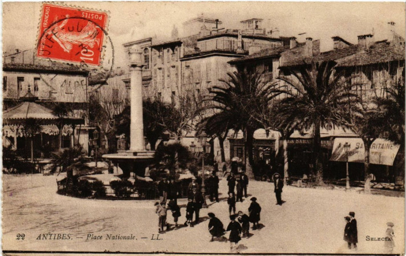 Carte postale ancienne Antibes - Place Nationale à Antibes