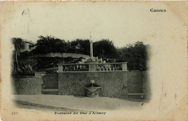 Carte postale ancienne Cannes - Fontaine du Duc d'Albany à Cannes