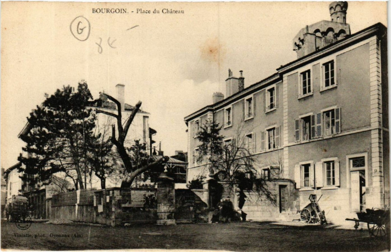 Carte postale ancienne Bourgoin - Place du Chateau