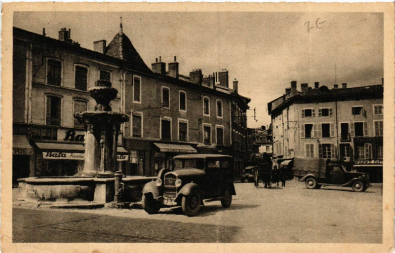 Carte postale ancienne Bourgoin - Place d'Armes et Fontaine à Fontaine