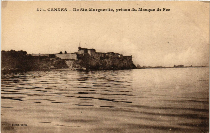Carte postale ancienne Cannes - Ile Ste-Marguerite , prison du Masque de Fer à Cannes