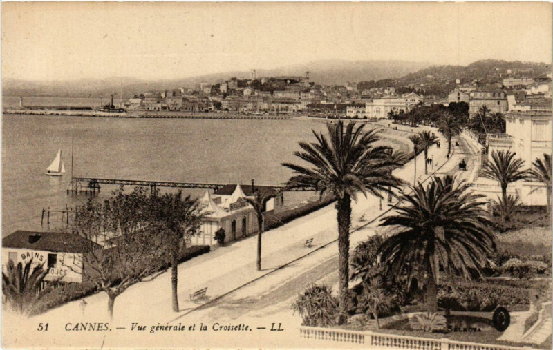 Carte postale ancienne Cannes - Vue générale et la Croisette à Cannes