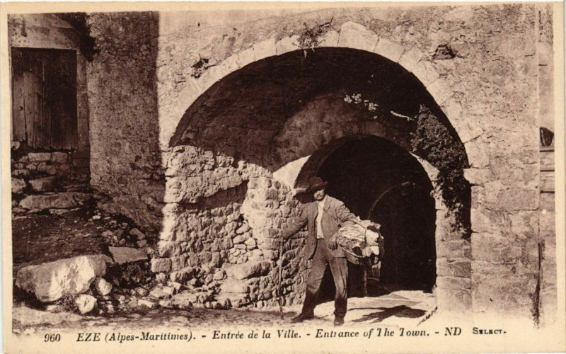 Carte postale ancienne Eze - Entrée de la Ville - Entrance of The Town à Èze