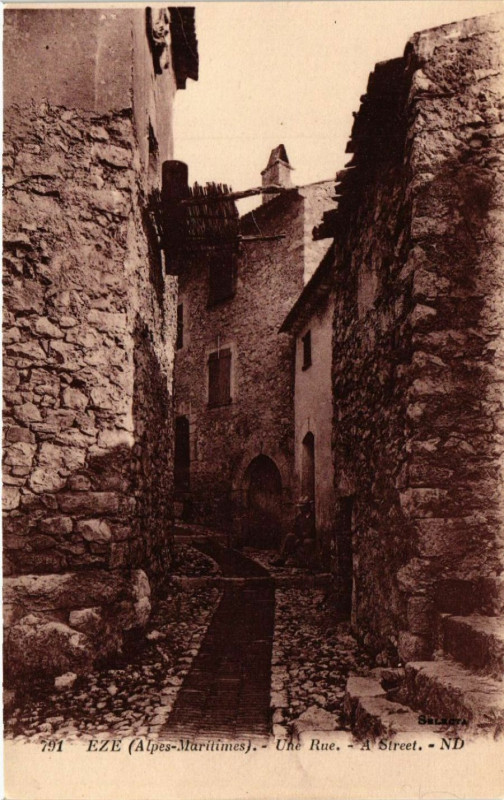Carte postale ancienne Eze - Une Rue - A Street à Èze