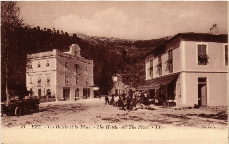 Carte postale ancienne Eze - Les Hotels et la Place - The Hotels and The Place à Èze