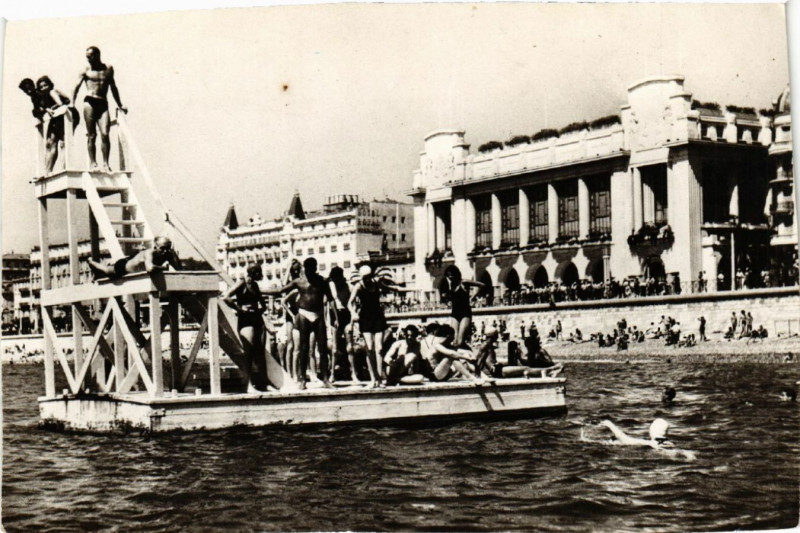 Carte postale ancienne Nice - L'Heure du Bain devant le Palais de la Méditerranée à Nice