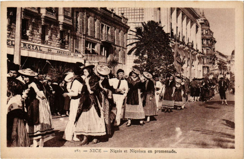 Carte postale ancienne Nice - Nicois et Nicoises en promenade à Nice