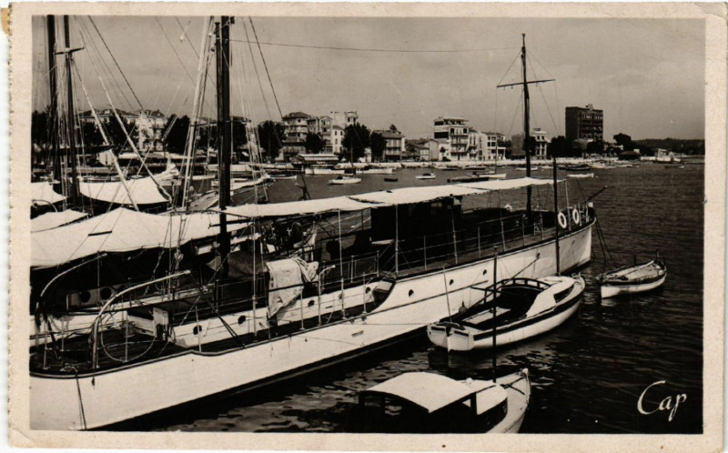 Carte postale ancienne Golfe-Juan - Le Port et les Quais