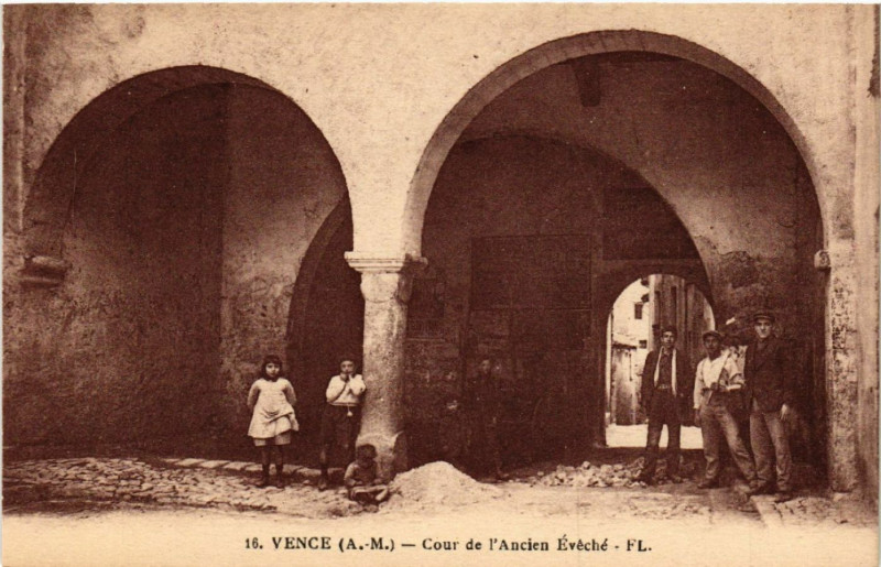 Carte postale ancienne Vence - Cour de l'Ancien Evéché à Vence