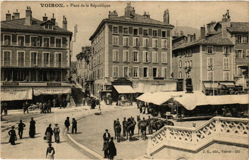 Carte postale ancienne Voiron - Place de la Republique à Voiron